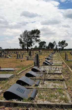 Sharpeville_Massacre_Graves,_Phelindaba_Cemetery,_Sharpeville,_Vereenegining,_South_Africa.jpg